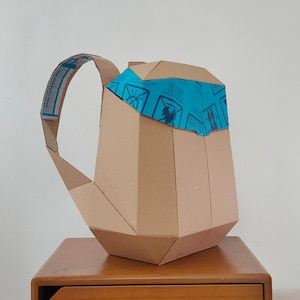 Karton Moderne Rucksack Vorlage. DIY Printable Pattern zum Erstellen eines modernen Rucksacks aus Wellpappe