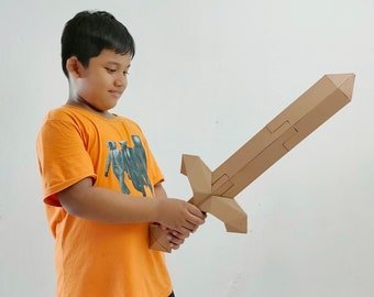 Espada de Caballero de cartón inspirada en Plantilla de minecraft. Patrón DIY imprimible para crear una espada de caballero a partir de cartón corrugado.