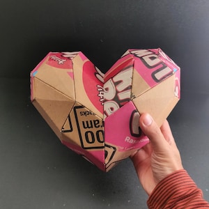 Bonita plantilla de cartón 3D con forma de corazón o amor, plano de bricolaje