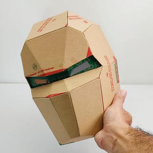 Modèle simple de casque de ninja en carton. Modèle imprimable DIY pour créer un casque de base ninja tactique à partir de carton ondulé