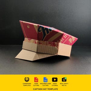 Puede incluir: Una plantilla de gorra de capitán hecha de cartón, con una sección superior estampada en rojo y azul, una banda de cartón corrugado color canela y una visera plana color canela. La base incluye iconos para plantillas, PDF, SVG, tutorial y manualidad.