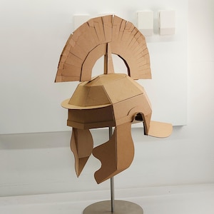 Molde de Capacete Romano de Papelão (Galea). Molde para impressão DIY para criar capacete de gladiador romano de papelão ondulado