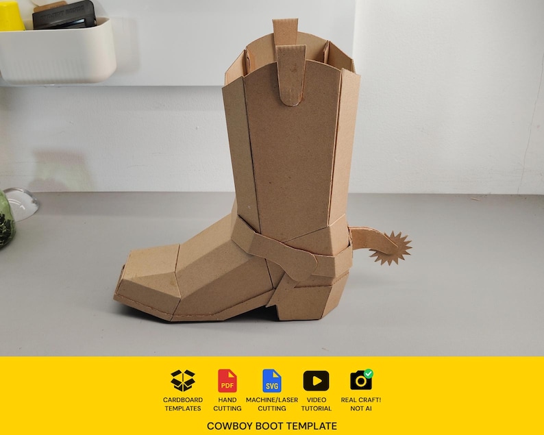 Puede incluir: Un modelo de bota vaquera de cart&oacute;n marr&oacute;n con un dise&ntilde;o geom&eacute;trico y una espuela unida al tal&oacute;n. La base incluye iconos para plantillas de cart&oacute;n, PDF, SVG, corte a m&aacute;quina o l&aacute;ser, tutorial en v&iacute;deo y artesan&iacute;a real, con el texto COWBOY BOOT TEMPLATE.