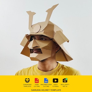 Puede incluir: Un casco de samurái de cartón marrón con una máscara geométrica y una cresta. El texto inferior dice: CARDBOARD TEMPLATES, PDF, SVG, HAND CUTTING, MACHINE/LASER CUTTING, VIDEO TUTORIAL, REAL CRAFT! NOT AI, SAMURAI HELMET TEMPLATE.