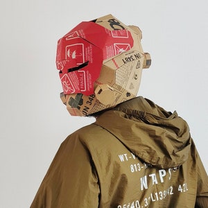 Casque cyberpunk en carton avec visage rétractable, modèle DIY en carton