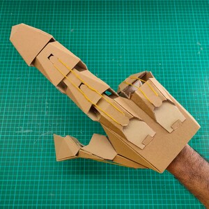 Cardboard Articulated mechanical finger claw point finger