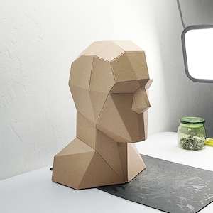 Gabarit de tête de mannequin polygonale en carton. Patron PDF imprimable DIY pour créer une tête de mannequin polygonale à partir de carton ondulé