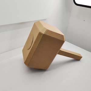 Plantilla de cartón para armar el martillo de Thor Mjolnir. Patrón imprimible para crear un gran martillo a partir de cartón corrugado