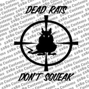 Peut inclure: Silhouette noire et blanche d'un rat dans une mire avec le texte "DEAD RATS DON'T SQUEAK" en caractères gras et stylisés.