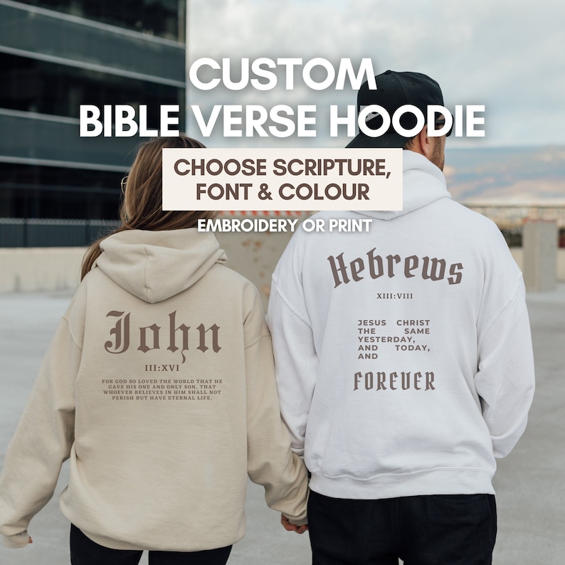 K&ouml;nnte beinhalten: Zwei Kapuzenpullover mit individuellen Bibelversen auf der R&uuml;ckseite. Der linke Pullover ist beige mit dem Vers "Johannes III:XVI" und der rechte Pullover ist wei&szlig; mit dem Vers "Hebr&auml;er XIII:VIII".