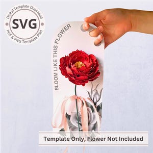 Może przedstawiać: Cyfrowy szablon do projektu papierowego kwiatu. Projekt przedstawia dużą czerwoną papierową piwonię z tekstem "BLOOM LIKE THIS FLOWER". Szablon zawiera pliki SVG, PDF i PNG. Obecny jest również tekst "Template Only, Flower Not Included".