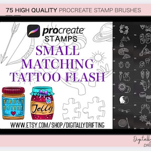 Może przedstawiać: Tablet wyświetla stemple Procreate do projektów tatuaży. Tekst brzmi "Small Matching Tattoo Flash" z ilustracjami słoików masła orzechowego i galaretki, elementów układanki i innych wzorów. Górny baner głosi "75 High Quality Procreate Stamp Brushes."