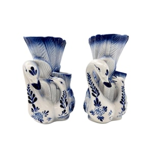 Zestaw 2 wazonów w stylu Delft w stylu Double Swan Chinoiserie w kolorze niebieskim i białym, wys. 5,5 cala