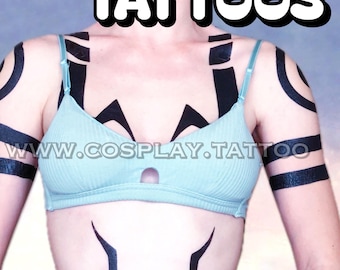 Può includere: Tatuaggi temporanei a inchiostro nero con audaci linee geometriche su petto, spalle e addome. Il testo TEMPORARY COSPLAY TATTOOS, WWW.COSPLAY.TATTOO e full set + gifts! è sovrapposto all'immagine. È indossato un bralette a coste di colore azzurro.