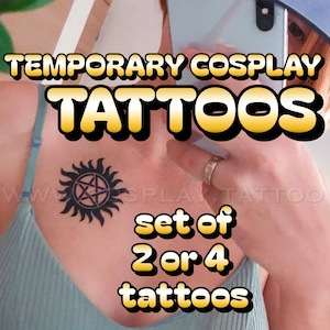 Może przedstawiać: Czarny tatuaż tymczasowy przedstawiający pentagram wewnątrz wzoru przypominającego słońce z promienistymi płomieniami. Tekst TEMPORARY COSPLAY TATTOOS oraz set of 2 or 4 tattoos jest nałożony na obraz. Tatuaż znajduje się na górnej części klatki piersiowej.