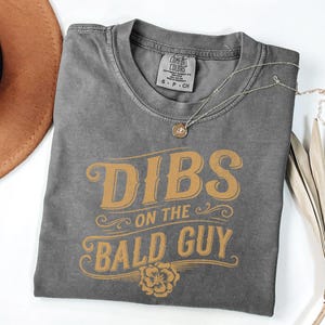 Me quedo con la camiseta del calvo, divertida camiseta de quimioterapia para casarse, camiseta de guerrero contra el cáncer, regalo para supervivientes de cáncer, colores cómodos, Lauren personalizada