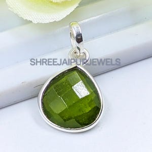 Handgemaakte groene vesuvianiet-harthanger: 925 sterlingzilver