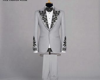 Traje de esmoquin gris bordado: traje de boda con solapa de pico y un botón.