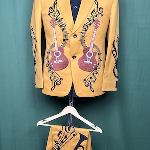 Men&#39;s Customize Attire 2Pc Country Western Suits Guitar Trumpet Embroidered Musician Prom Suits Music Festival Retro Western Wedding Outfits