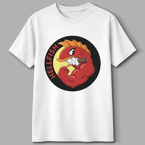 Peut inclure: T-shirt blanc avec une illustration de dessin animé d'un poisson rouge avec un bras musclé, tenant un cigare. Le poisson est à l'intérieur d'un cercle noir avec le mot "HELLFISH" dans un design jaune et rouge.