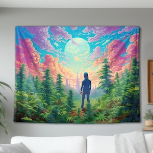 Pode incluir: Uma tapeçaria de parede retangular apresentando uma paisagem vibrante e surreal com uma pessoa em pé em um campo de plantas de cannabis verdes. Acima, uma grande lua brilhante é cercada por nuvens rodopiantes de cores rosa, roxa e azul.
