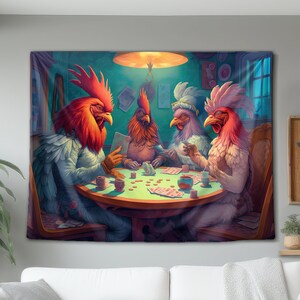 Op de afbeelding: Vier kleurrijke hanen met hoeden zitten aan een tafel en spelen kaarten. De tafel is bedekt met een groene viltkleed en heeft een verscheidenheid aan speelkaarten en fiches erop. De hanen dragen allemaal hoeden in verschillende kleuren en hebben verschillende gezichtsuitdrukkingen.