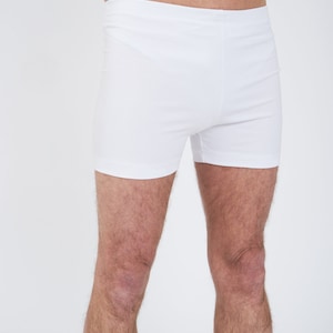 Puede incluir: Bóxer blanco de algodón con un diseño sencillo.