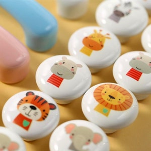 Boutons de tiroir d'animaux de safari, poignées de tiroir en céramique d'animaux mignons, boutons de chambre de bébé de lion bouton de poignée d'armoire bouton de garde-robe de décor de safari de chambre d'enfant image 1