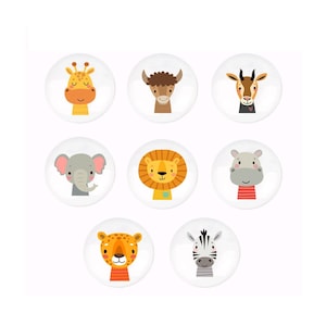 以下が含まれることがあります： キリン、雄牛、ガゼル、ゾウ、ライオン、カバ、ヒョウ、シマウマなど、さまざまな動物が描かれたカラフルな丸いステッカー9個セット。白い背景です。