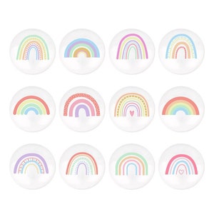 Puede incluir: Doce pegatinas redondas con diferentes diseños de arcoíris. Cada pegatina presenta un arcoíris con varios colores y patrones, incluyendo lunares, corazones y rayas.