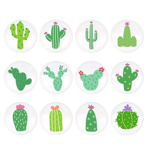 Op de afbeelding: Twaalf verschillende cactus illustraties op witte cirkels. Elke cactus is groen met roze bloemen en is getekend in een cartoon stijl.