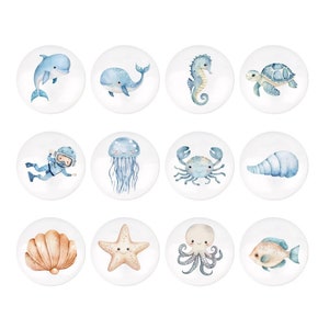 Op de afbeelding: Set van 12 aquarel illustraties van zeedieren op een witte achtergrond. De illustraties omvatten een dolfijn, een walvis, een zeepaardje, een schildpad, een kwal, een krab, een schelp, een zeester, een octopus en een vis.