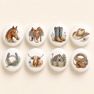 Könnte beinhalten: Ein Set aus acht runden, weißen Keramikknöpfen, die jeweils eine eigene Illustration zeigen: einen Pferdekopf, einen braunen Ledersattel, blaue Cowboystiefel, einen beigen Cowboyhut, ein Hufeisen mit Seil, ein Longhorn-Rind, eine Scheune sowie ein aufgerolltes Seil mit Handschuhen.