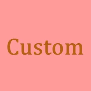 Könnte beinhalten: Das Wort "Custom" in warmer brauner Schrift ist auf einem helllachsfarbenen Hintergrund zentriert. Der Text ist in einer Serifenschrift gehalten und wirkt klassisch und elegant. Das Gesamtdesign ist schlicht und sauber.