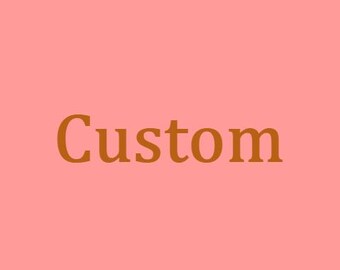 Może przedstawiać: Słowo "Custom" w ciepłej brązowej czcionce jest wyśrodkowane na jasnoróżowym tle. Tekst jest w kroju szeryfowym, o klasycznym i eleganckim wyglądzie. Całkowity projekt jest prosty i czysty.