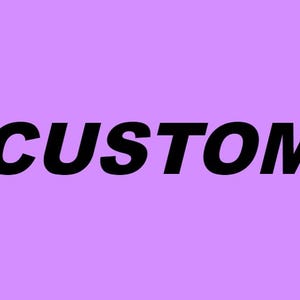 Puede incluir: Un fondo de color violeta claro vibrante con la palabra CUSTOM escrita en letras mayúsculas negras, negritas y sin remates, centradas en el medio de la imagen. El texto se presenta en una fuente limpia y sencilla sobre el color sólido.