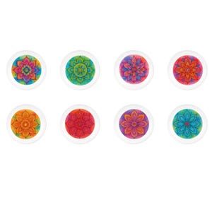 Op de afbeelding: Acht ronde decoratieve magneten met kleurrijke mandala-ontwerpen. Elke magneet heeft een ander kleurenschema, waaronder tinten rood, oranje, geel, groen, blauw en paars. De mandala-patronen zijn ingewikkeld en gedetailleerd.