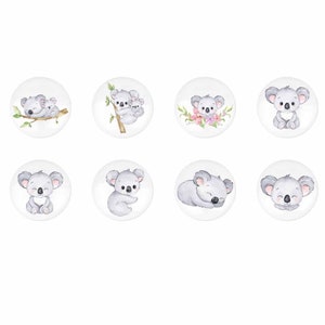 Può includere: Otto adesivi rotondi con diverse illustrazioni di koala. Gli adesivi mostrano koala che dormono, che tengono un koala bambino, che siedono su un ramo e che sono circondati da fiori.