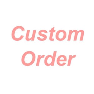Könnte beinhalten: Die Worte "Custom Order" werden in einem weichen Korallton vor einem sauberen weißen Hintergrund angezeigt. Der Text ist in einer lässigen, leicht abgerundeten Schriftart gehalten, was auf einen personalisierten oder maßgeschneiderten Service hindeutet.