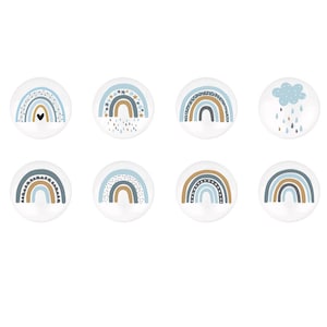 以下が含まれることがあります： 白い背景に青い虹と茶色の虹の模様が8つ。1つの模様は雨の降る雲です。
