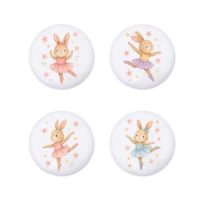 Puede incluir: Cuatro pomos de armario redondos y blancos con ilustraciones de acuarela de conejitos bailando con tutús. Los conejitos están en diferentes poses y visten tutús rosas, morados y azules. Cada pomo está decorado con pequeñas flores y estrellas.