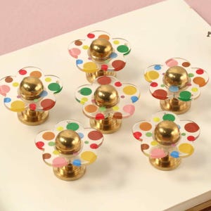 Bunte Kommodenknöpfe mit Polka-Dots, Schrankknöpfe mit Regenbogenblumenmuster, transparente Acryl-Nachttischknöpfe, Boho-Kinderzimmerdeko
