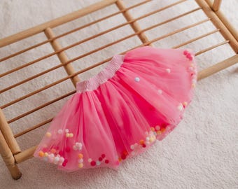 Falda rosa con pompones de Julie Sugar: falda de tul suave para bebés y niños, atuendo para fiestas, atuendos de cumpleaños, atuendos para ocasiones especiales, Pascua