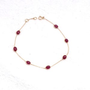 18K Gold Multi Edelstein Armband, Handgefertigte Lünette Set Rubin Smaragd Saphir Kettenarmband, Minimalistischer Schmuck für Frauen