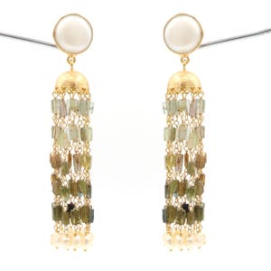 Handgefertigte Grüner Turmalin und Perlen Ohrringe | 18K Vergoldete Lange Ohrringe mit Perlmuttstecker | Eleganter indischer Schmuck