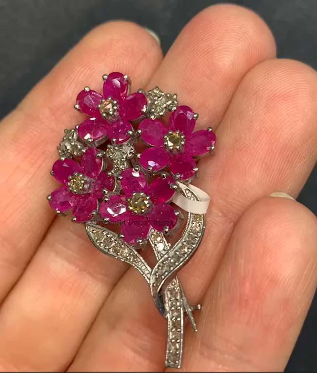 925スターリングシルバーの天然ルビーフラワーブローチ、パヴェ