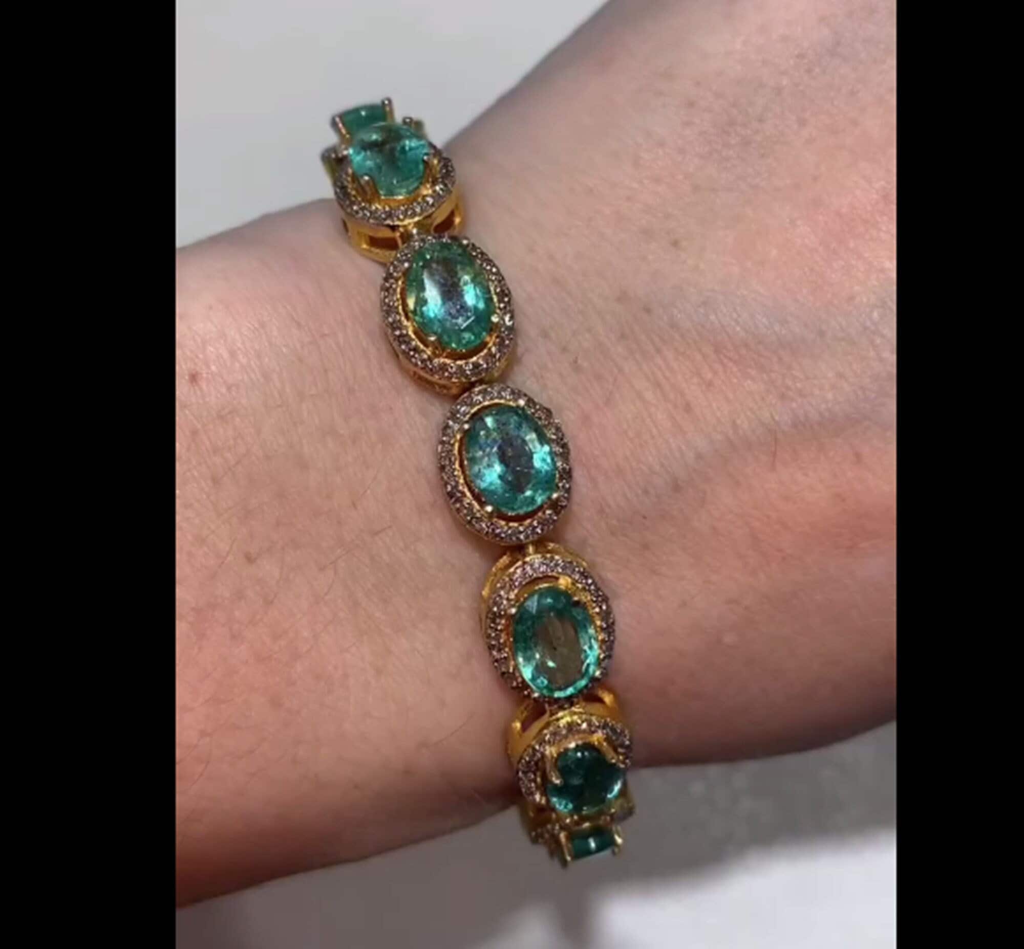 パヴェダイヤモンドをあしらった手作りのエメラルドブレスレット