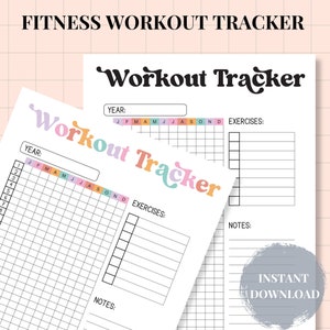 Op de afbeelding: Twee witte, afdrukbare workout trackers. De tekst "Fitness Workout Tracker" staat bovenaan. De trackers hebben ruimte voor het jaar, maanden, oefeningen en notities. De woorden "Workout Tracker" zijn in een kleurrijk, retro lettertype. De tekst "Instant Download" is ook zichtbaar.