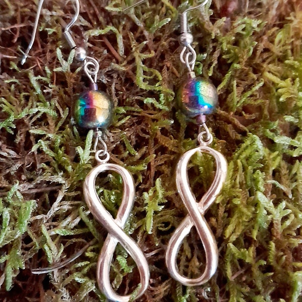 Boucles d'oreilles Infini, breloque infini, symbole infini, boucles d'oreilles Uniques, perles à reflets, cadeau, cadeau femme, upcyclé