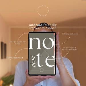 Pode incluir: Um caderno digital num tablet com a palavra "note" em letras brancas grandes. O tablet é segurado em frente a uma pessoa. O caderno é compatível com Android, totalmente hiperligado e tem links do Google Calendar. Tem uma proporção de 16:10, 20 secções e 10 subsecções.